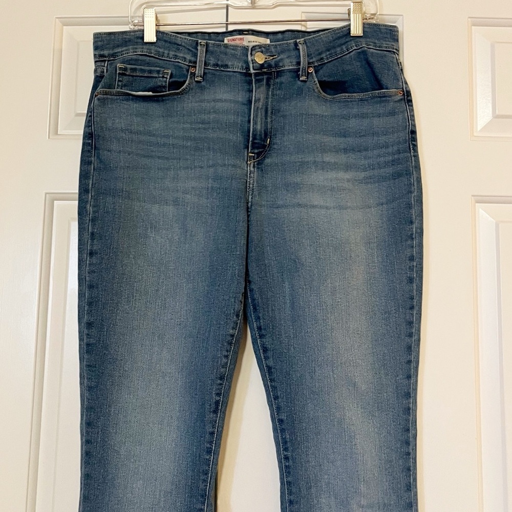 Levi's Mid-Rise Straight Leg Classic Blue Medium Wash Jeans. Size 32 X 33"